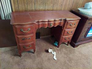 lot 6064 image: Desk with Key