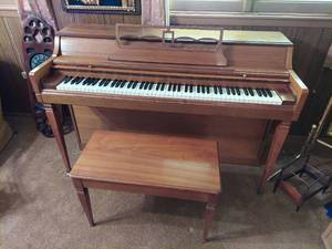 lot 6067 image: Wurlitzer Piano with Bench