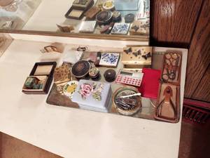 lot 6263 image: Assorted Vanity Items - Dresser Jars and Compacts