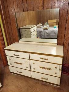 lot 6265 image: Dresser with Mirror