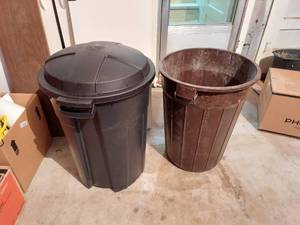 lot 6337 image: 2 Trash Cans - 1 has Lid