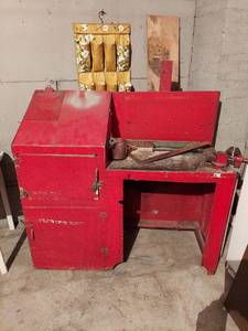 lot 6345 image: Workbench with Vise