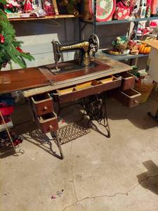 lot 6347 image: Singer Treadle Sewing Machine