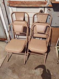 lot 6352 image: 4 Folding Chairs - 2 have Rust Spots
