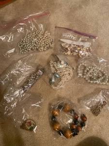lot 6095 image: 8 pc of jewelry