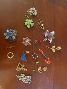 lot 6105 image: approx 15 pins