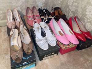 lot 6109 image: 8 pairs of pumps - some Italian leather