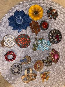 lot 6115 image: approx 17 pins