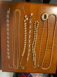 lot 6120 image: 6 necklaces