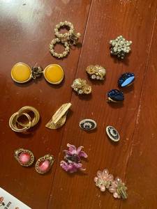 lot 6121 image: approx 10 pairs clip on earrings