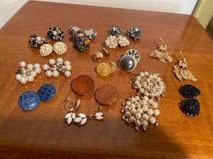 lot 6131 image: approx 15 pairs earrings