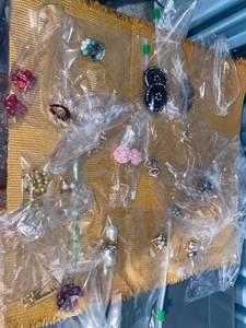 lot 6133 image: approx 16 pairs earrings