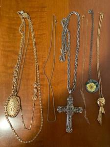 lot 6136 image: 6 necklaces