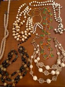 lot 6142 image: approx 7 necklaces