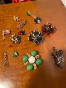 lot 6149 image: assorted pins