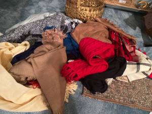 lot 6152 image: lot of scarves
