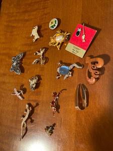 lot 6157 image: assorted animal pins