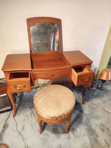 lot 6160 image: Drexel Vanity with Swivel Stool