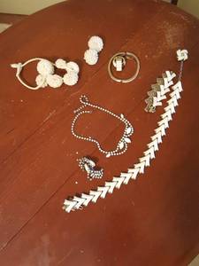lot 6168 image: Assorted jewelry ensembles