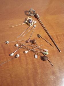 lot 6169 image: Assorted hat pins
