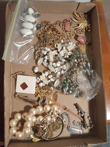 lot 6174 image: Assorted mixed jewelry. Several pieces in need of repair