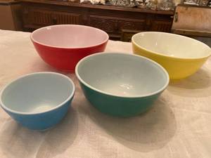 lot 6204 image: Pyrex mixing bowls