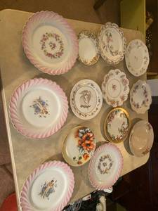 lot 6207 image: assorted decorative plates