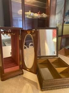 lot 6218 image: necklace holder and vanity box