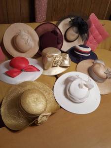 lot 6274 image: 9 Womens hats