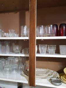 lot 6278 image: 3 shelves of glassware