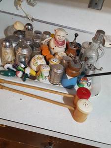 lot 6280 image: assorted salt and peppers