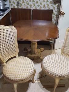 lot 6284 image: 3 pc. Dinette w two 20 in. leaves & pads