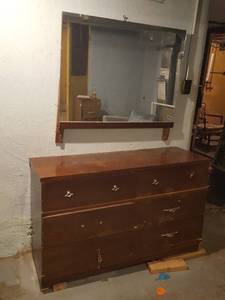 lot 6289 image: dresser and mirror - In Basement