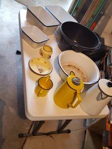 lot 6333 image: Assorted enamelware