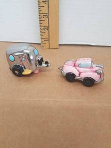 lot 78 image: Russ Berrie Jerry Berta Diner Collection Car And Trailer Salt & Pepper Set