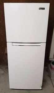 lot 503 image: Magic Chef Refrigerator wFreezer on Top  Damage on Bottom of Refrigerator Door  Works  24 x 26 x 60 in. tall