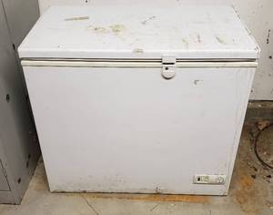 lot 535 image: General Electric Chest Deep Freezer  37 x 23 x 33 in. tall  works  rough on top  located in Garage