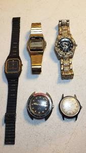 lot 126 image: Mens Watches 3 watches wbands need batteries & ones wo bands work