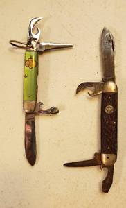lot 142 image: 2 Scout Pocket knives  Ulster Boy Scout 4 blade and Kutmaster Girl Scout 4 Blade