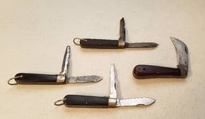 lot 155 image: 4 Camillus Pocketknives  Single Hook Blade #1 and 3 Two Blades #27 (various conditions  1 wood and 2 bakelite handles)