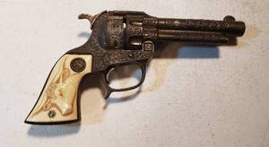 lot 196 image: Vintage Hubley 1940s TEXAN JR. Roll Shot Cap Gun  8 in. long