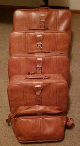 lot 231 image: Set of 5 World Traveler Vinyl Soft Side Luggage