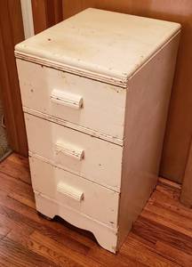 lot 232 image: 3 Drawer Night Stand  14 x 17 x 29 in. tall