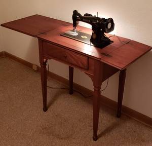lot 234 image: Antique Singer Sewing Machine in Wood Cabinet  25 x 17 x 31 in. tall closed  works