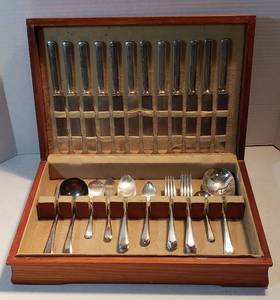 lot 245 image: 41 pcs. Wm. Rogers & Son AA Lincoln 1917 Pattern Silverplated Silverware w wood case  17.5 x 11.5 x 3.5 in. tall