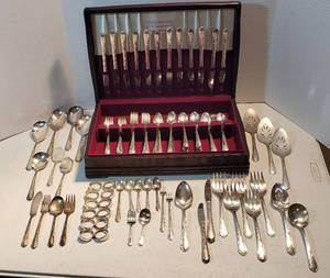lot 246 image: 126 pcs. Meadowbrook aka Heather Pattern by Wm. A. Rogers 1936 Silverplated Silverware wwood Storage case  17 x 11.5 x 3.5 in. tall