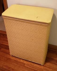 lot 261 image: Yellow Wicker Hamper  20 x 11 x 25 in.