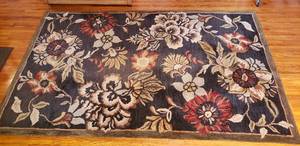 lot 265 image: Floral Area Rug  JCP home  95% Wool  60 x 96 in.  some wear in center portion of rug