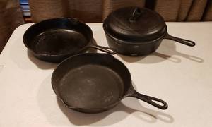 lot 303 image: Griswold #8 & #9 Skillets and #8 Deep Side Pan wlid