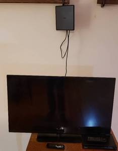 lot 315 image: Vizio 39 in. HDMI Flat Screen TV  model E390-B0 Sony CDDVD player DVP-SR210P and RCA Digital Flat Antenna  All Work